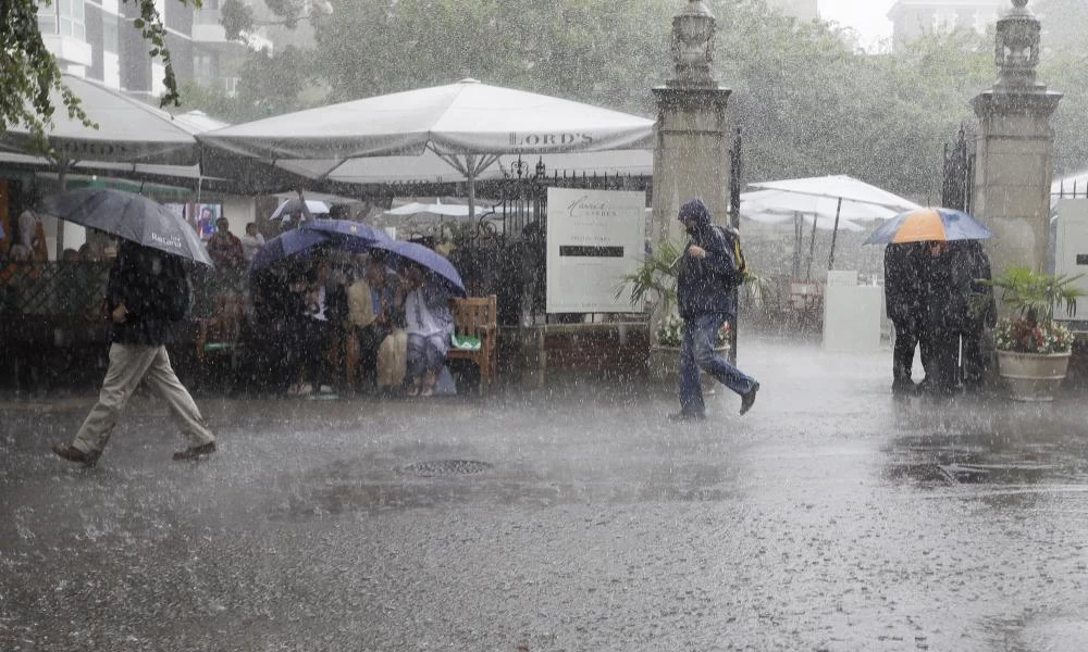Λονδίνο: Προβλήματα με τις πλημμύρες μετά την έντονη βροχόπτωση